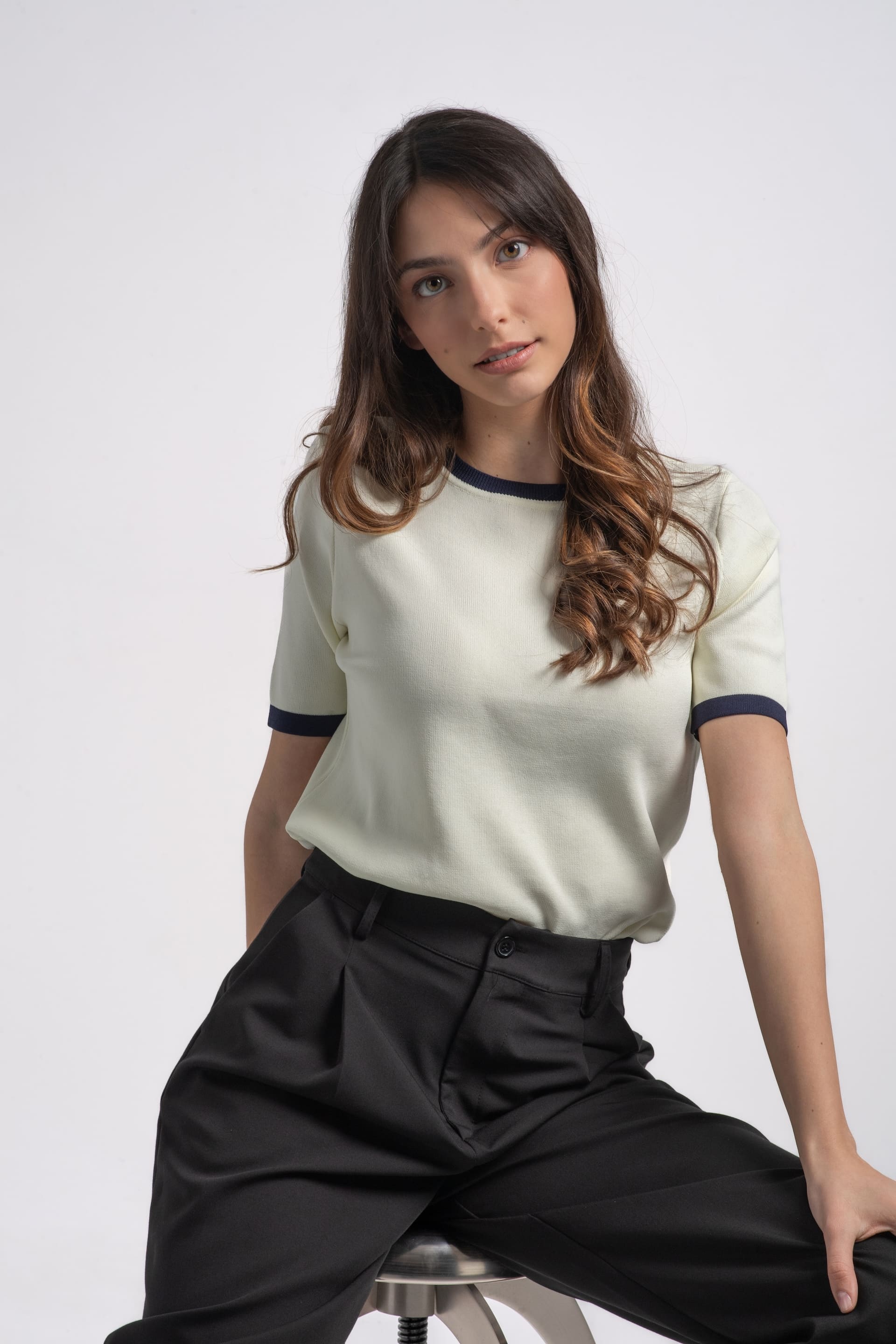 T-Shirt in Maglia Donna Panna con Profilo Blu