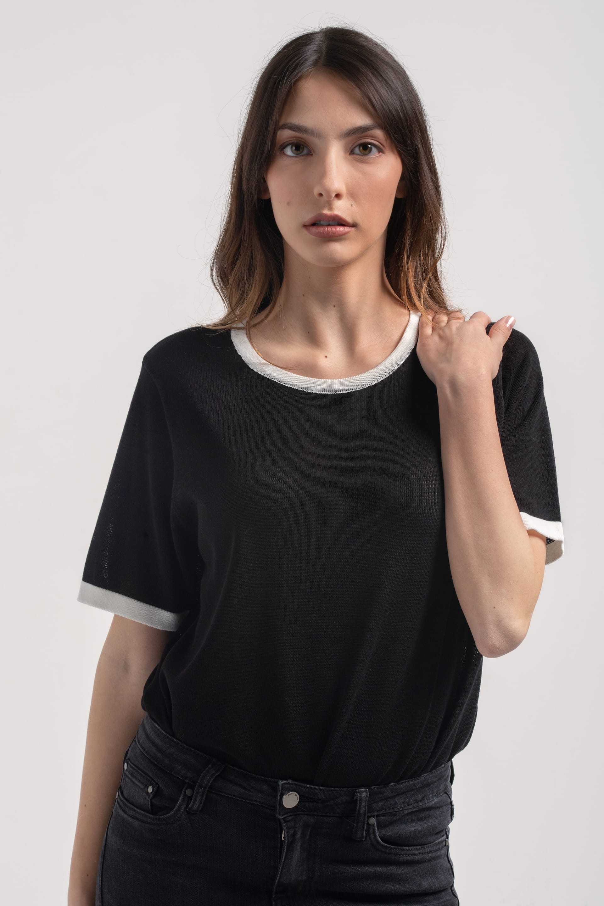 T-Shirt in Maglia Donna Nero con Profilo Bianco