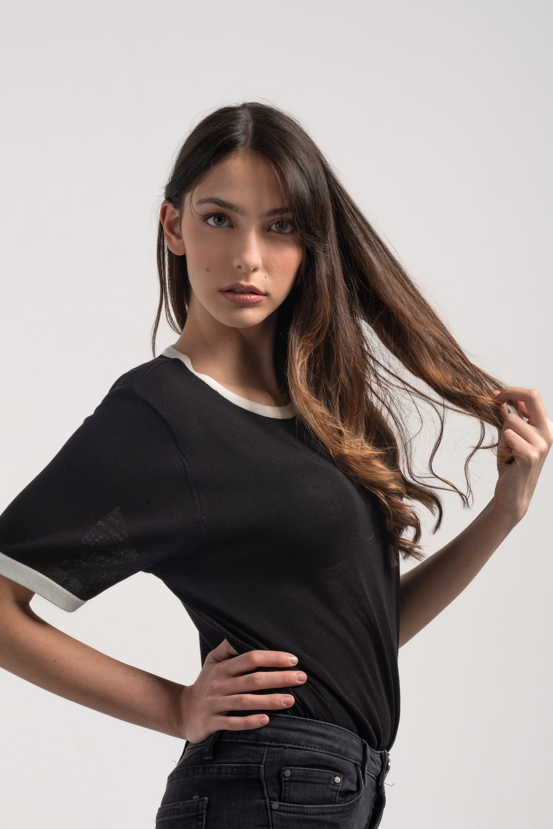 T-Shirt in Maglia Donna Nero con Profilo Bianco