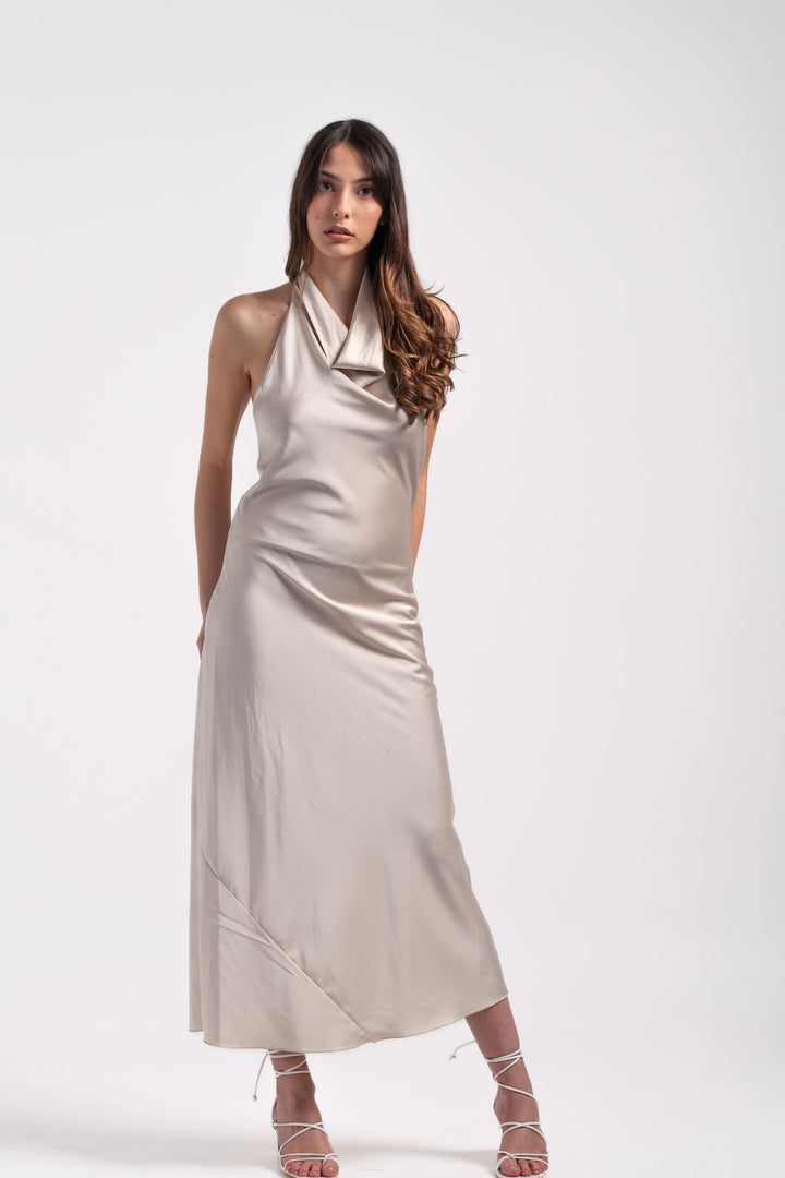 Abito lungo donna colore perla in raso satinato con scollo halter drappeggiato e linea fluida.